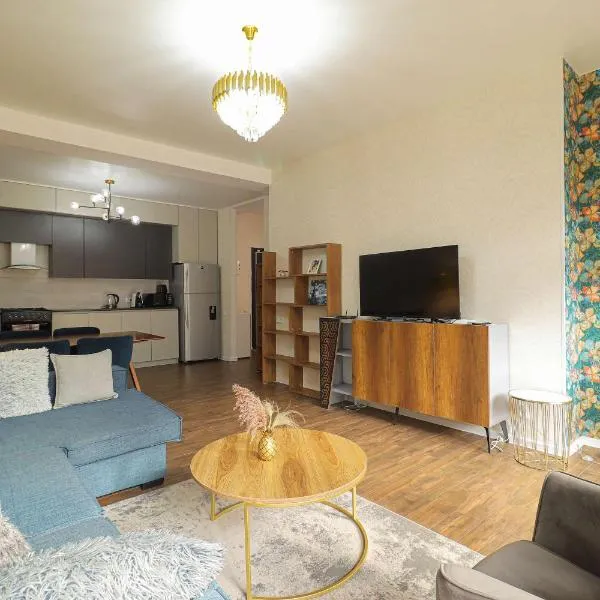 Stylish 2BR Apartment In City Center-By Wehost, ξενοδοχείο στην Τιφλίδα