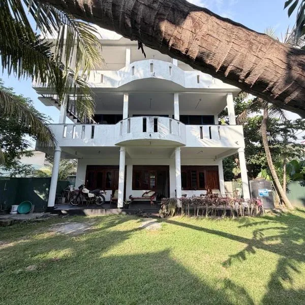 White House & Sea Food Restaurant, hotel in Hikkaduwa