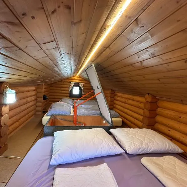 Gemütliche Blockhütte in Wiennähe, hotell i Zöfing