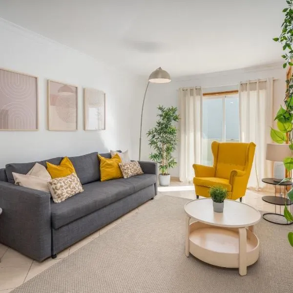 #001 Stylish Downtown Flat Walk to Beach & Bars, ξενοδοχείο σε Αλμπουφέιρα