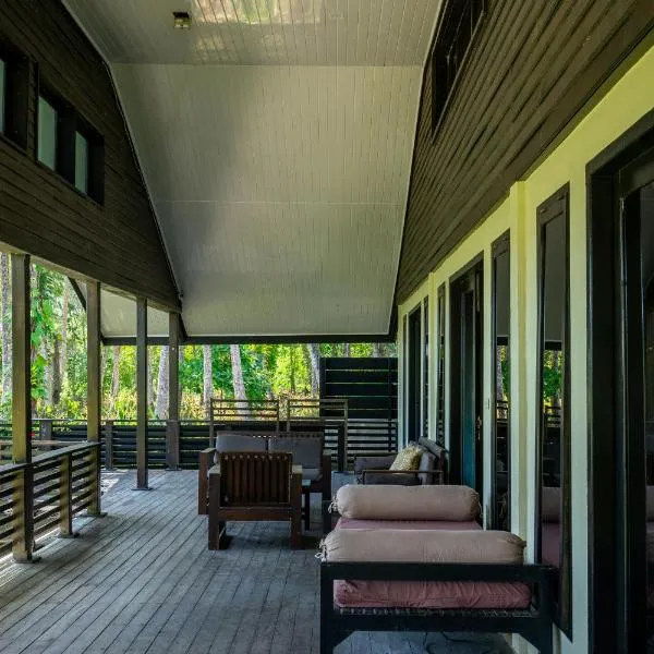 Island Time Simeulue 4 Bedroom Villa, ξενοδοχείο σε Lasikin