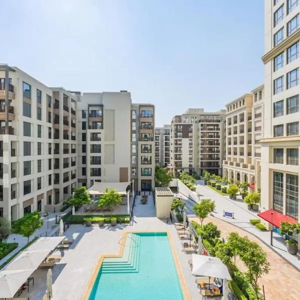 Dubai Creek Gem, Stylish Condo With Two Balconies, hotel di Dubai