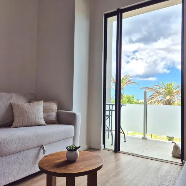Sunset Breeze - Bright & Cozy Apartment in Tamarin, hotelli kohteessa Tamarin
