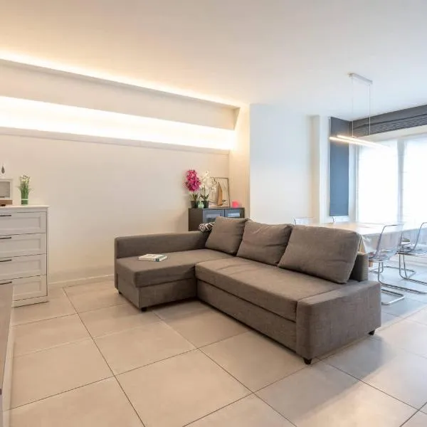 Amazing apartment for 8 with parking space, hotel u gradu 'Oostende'