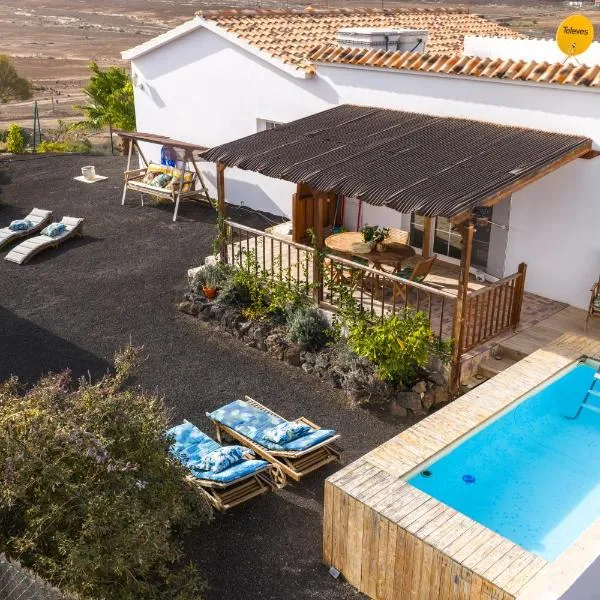 Casa Amaya - Spacious House with Pool, Large Garden, BBQ, 2 Terraces, and Ideal Location, hotel u gradu El Charco