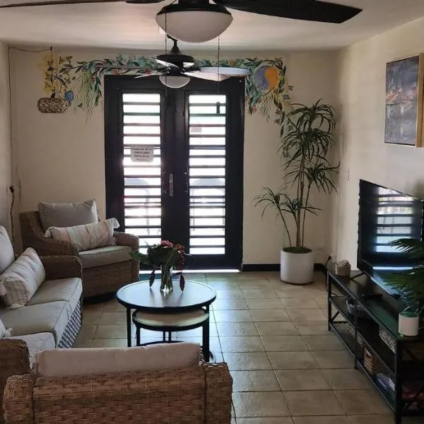 Beach vibes condo in Luquillo، فندق في لوكويللو