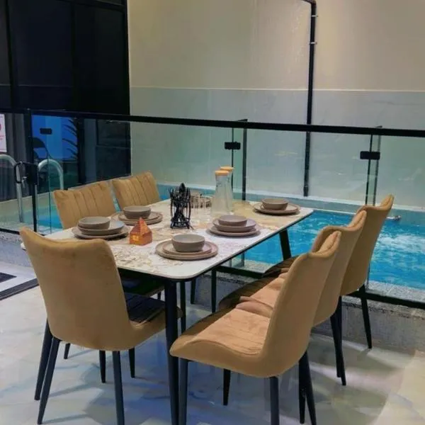 فيلا لك بالكامل مكونة من طابقين مع مسبح داخليYour own private villa consisting of two floors with an indoor pool, hotel i Ta'if