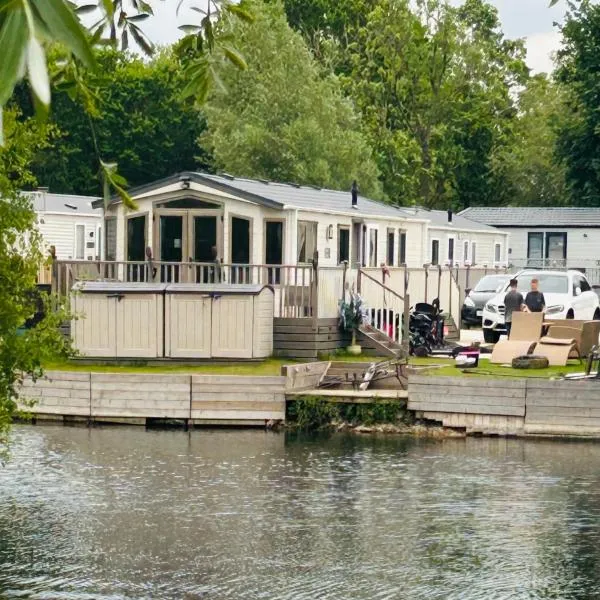 Sunset retreat, hotel a Crowle