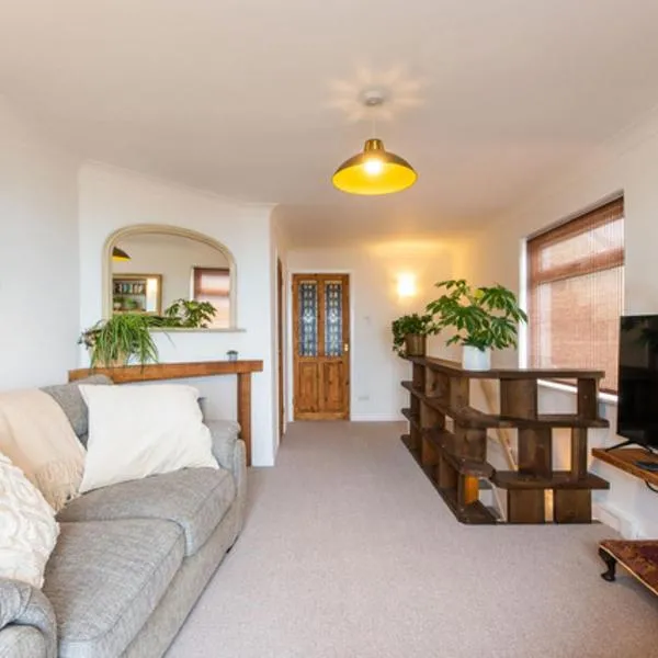 Looe sea view sleeps 2 free parking, hotel in Looe