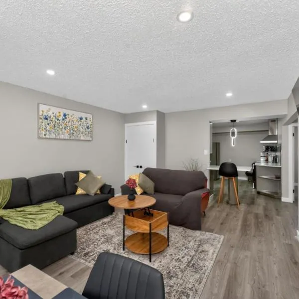2BR Suite Near YYC Airport and Downtown 4324 UP, hotel u Calgariju