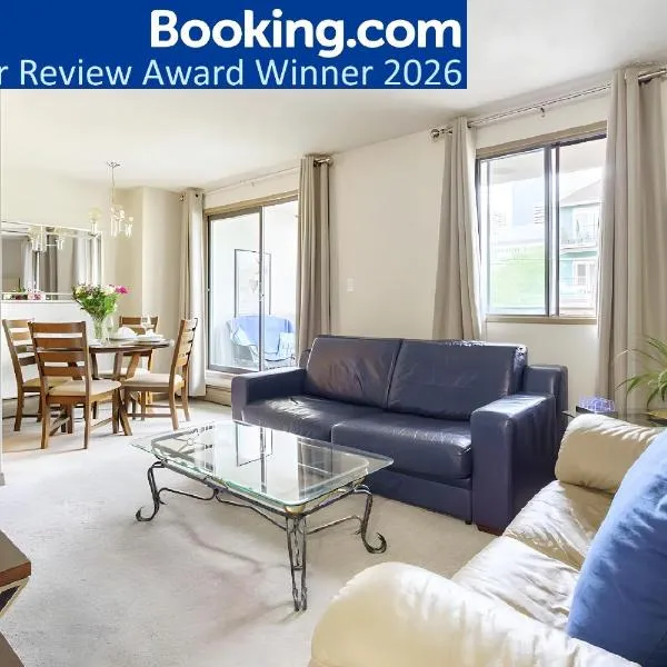 Entire condo downtown, walk to BMO & Stampede, secure parking, 1,5 hrs to Banff, hotel sa Calgary