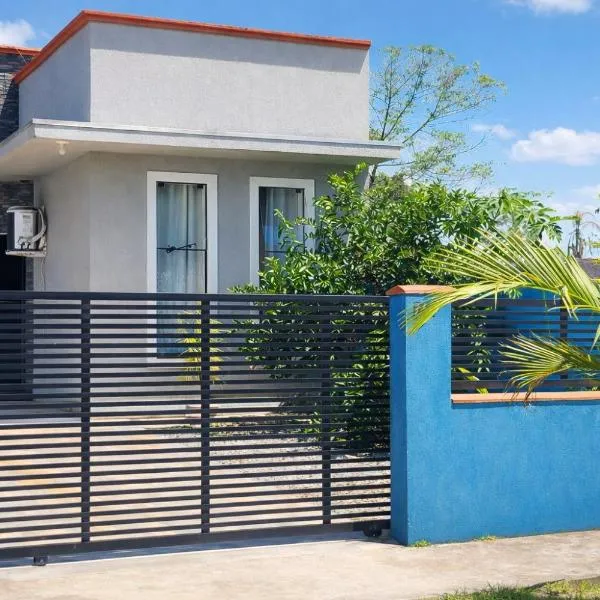 Casa Jack&Mari com ar-condicionado, Wi-Fi e churrasqueira, 600m da praia, 2 quartos, até 8 pessoass, khách sạn ở Itapoa