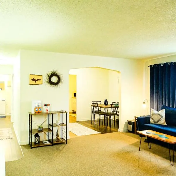 Downtown Blue Room at Villages on Aurora, hotel u gradu Ajronvud