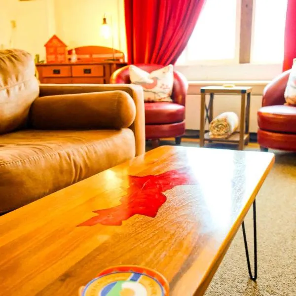 Downtown Red Room at Villages on Aurora, hotel v mestu Ironwood