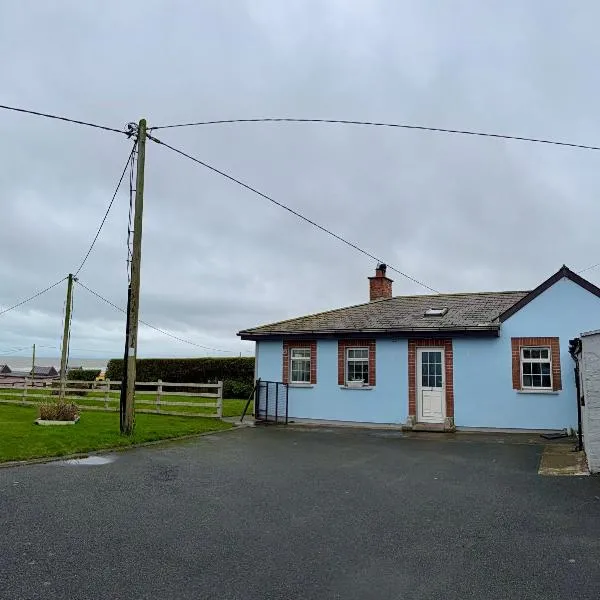 Beachfront Cottage in Clogherhead، فندق في Clogherhead