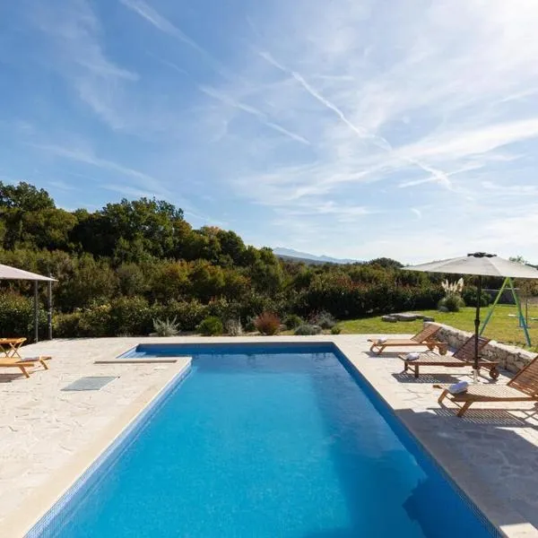 La Casa del Gelso-house with heated Pool and BBQ, hotel a Hrvace
