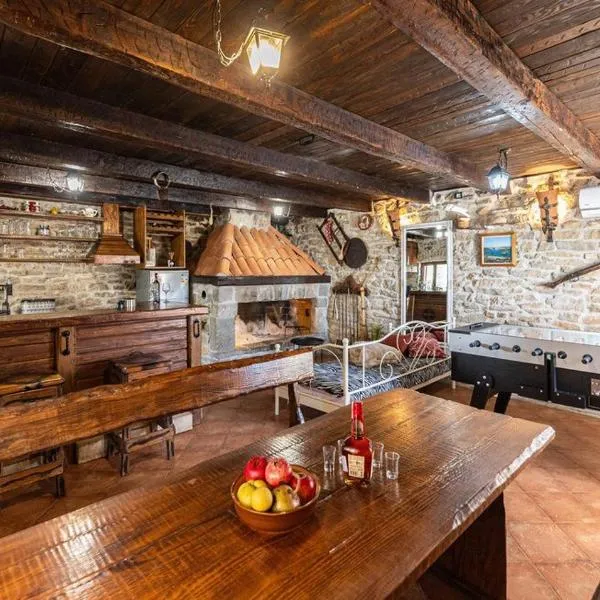 Old Oak Villa-house with heated Pool and BBQ, hotell i Hrvace
