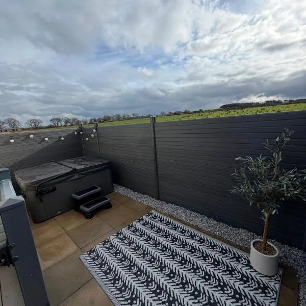 Lucas Retreat Hot Tub Lodge, Bockenfield Morpeth，莫珀斯的飯店