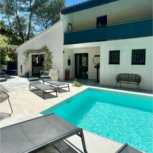 Arty Provence, vue, calme et piscine chauffée dans les Alpilles proche St-Rémy-de-Provence، فندق في Saint-Étienne-du-Grès