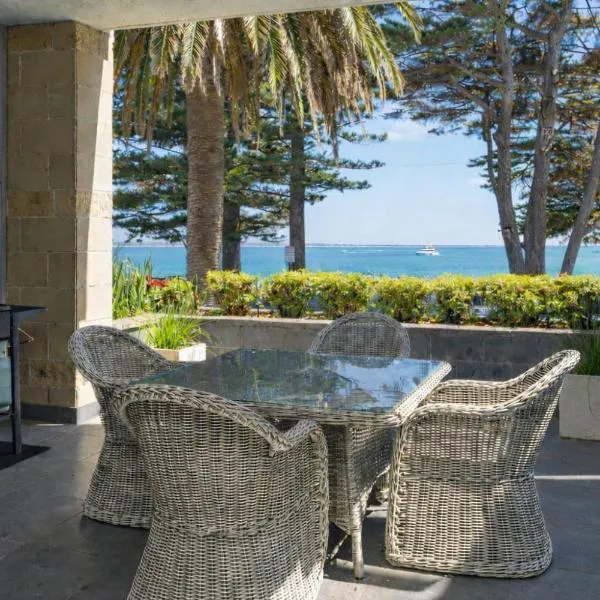 C-Scape water front apartment, готель у місті Каус