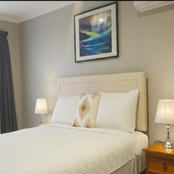 Stylish Tawa Retreat, Hotel in Wellington