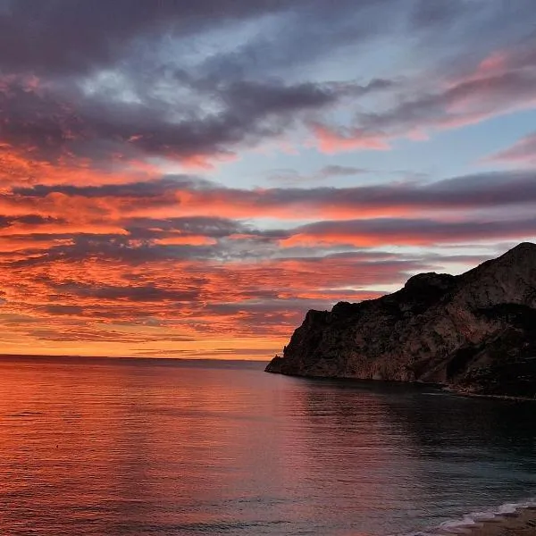 Viesnīca Ático dúplex 3 dormitorios con acceso directo al paseo marítimo de playa La Fossa pilsētā Ifach