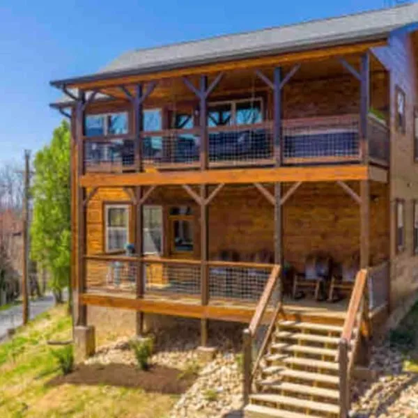Lux Cabin Smoky Mtn View, Dog Friendly, Hot Tub!, hotel v destinaci Gatlinburg