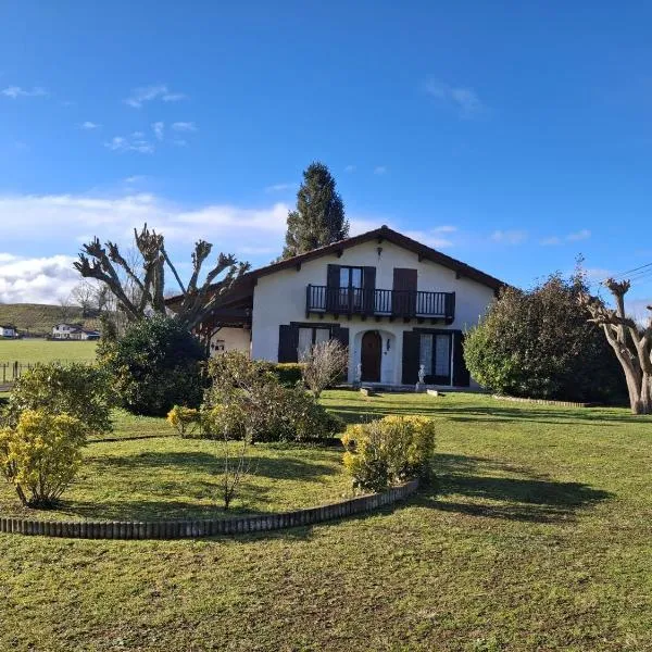 Maison familiale Pays Basque, hotel v destinaci Ahaxe-Alciette-Bascassan