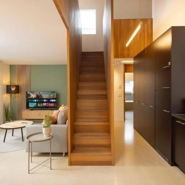 STAYY WarmWood Maisonette Premium Family and Business Suite - 24h Self Check-in - free Parking - 25' City Center, hotelli kohteessa Dietikon