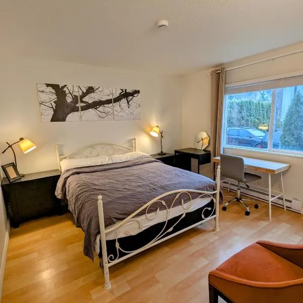 Private Room in Shared Family Home, hotel di Squamish