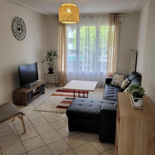 Cosy appartement 4 pers 2 chambres avec balcons & parking gratuit Annecy proche lac, hotel ad Annecy