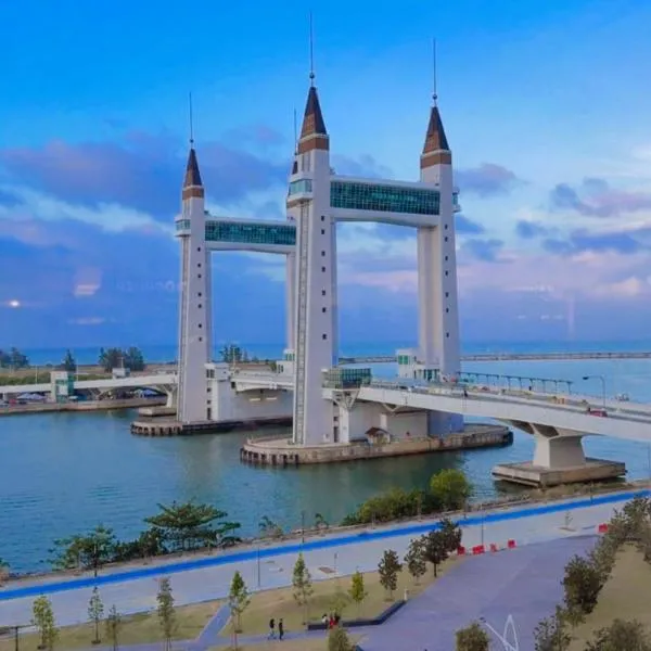 At Sky Palace Kuala Terengganu Royale Suite Drawbridge and Seaview, hotel in Kuala Terengganu