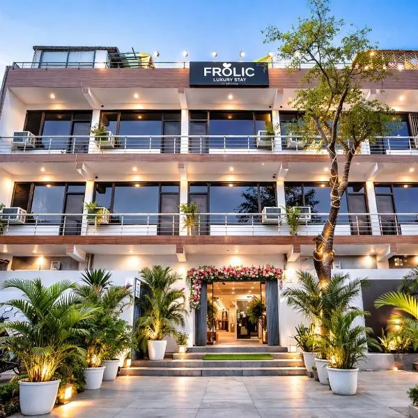 Frolic Hotel Near Sec 52 Noida Metro Station, hotel a Noida