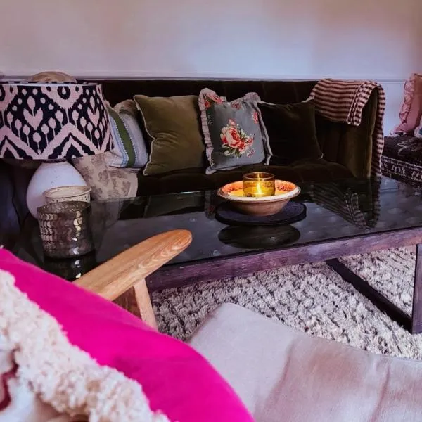 The little Hotel-luxury home with 8 seater spa, hotel in Motcombe