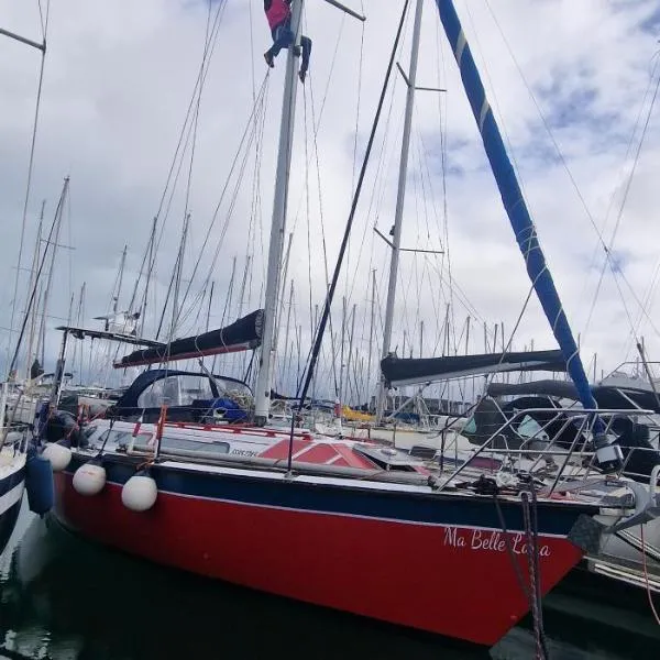 Ma Belle Lana, Voilier Familial, Superbe Vue sur Mer, отель в городе Шербур-ан-Котантен