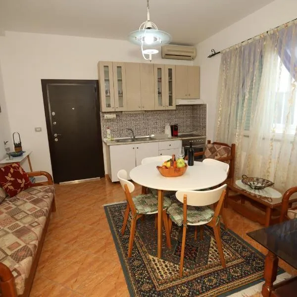 Cozy Central Fier Apartment with Free Parking & AC, hotel em Fier