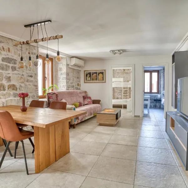 Lana & Ena Apartments, hôtel à Kotor