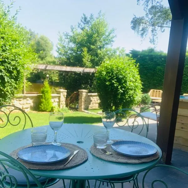 Chalet La Bohème، فندق في Prouilly