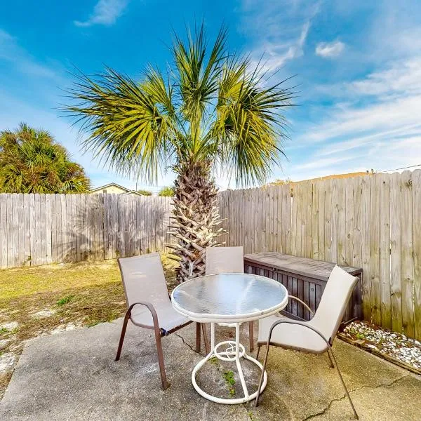 Dog-friendly duplex 2 blocks from beach with private yard AC & W&D, Hotel in Panama City Beach
