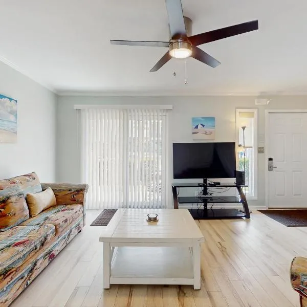 2-story townhouse with 2 balconies & patios pool access fast WiFi AC, hotel u gradu 'Destin'