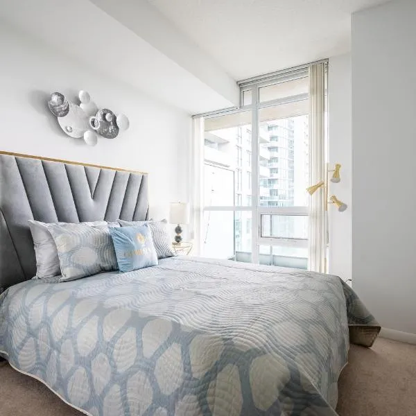 Bright 1 Bedroom & Den Condo Downtown Toronto,多倫多的飯店