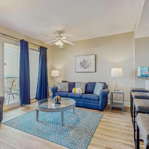 Well-equipped 22nd-floor condo with furnished balcony beach views shared pool, hotell i Destin