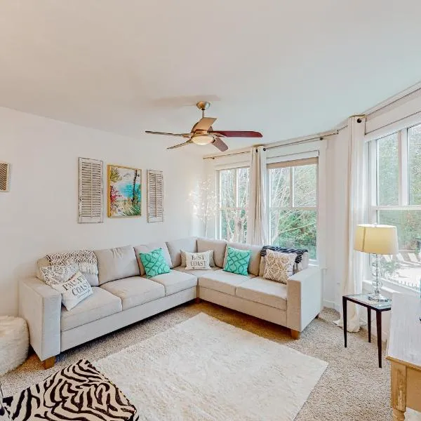 Elegant condo at the Village of Baytowne Wharf with pool hot tub & tennis, hotell i Destin