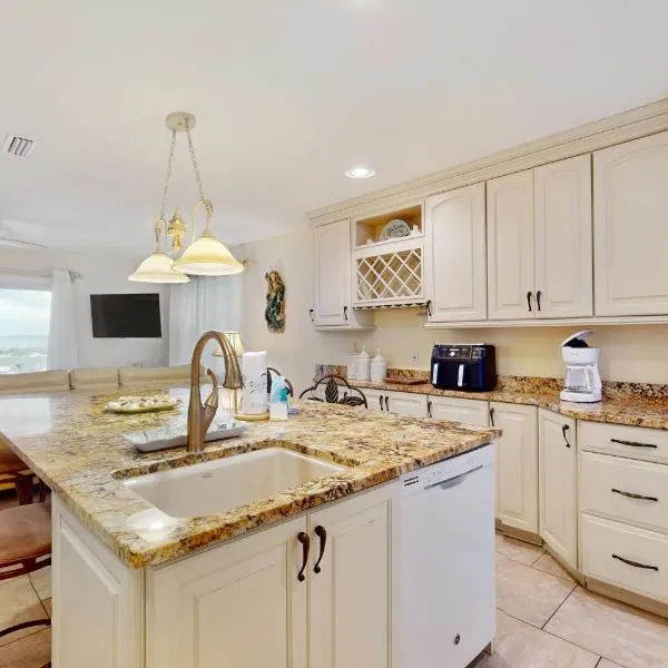 Dog-friendly beachfront townhouse with balcony 2 bikes W&D, hotel em Rosemary Beach