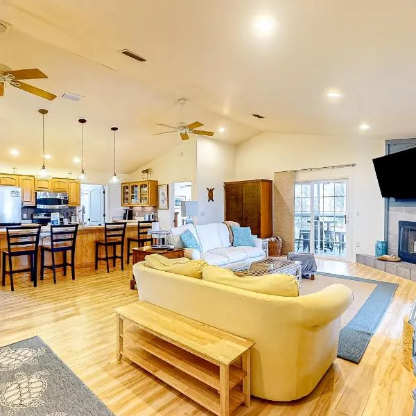 Beautiful dog-friendly home with screened porch & pool access in great location, hotel din Cape San Blas