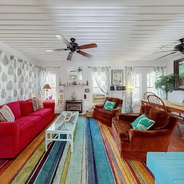 Classic coastal cottage with screened deck hammock & washer&dryer, hotel u gradu Carrabelle