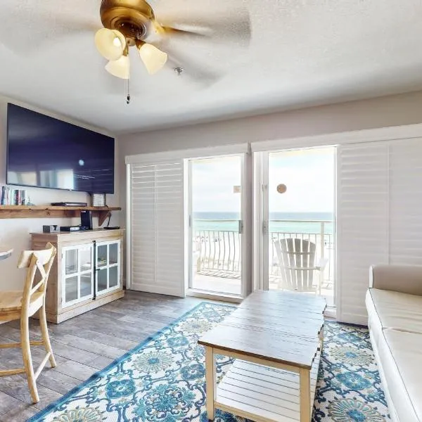 Upgraded Gulf Beachfront Condo with WiFi Shared Pool & Seasonal Beach Service, hotel u gradu 'Destin'
