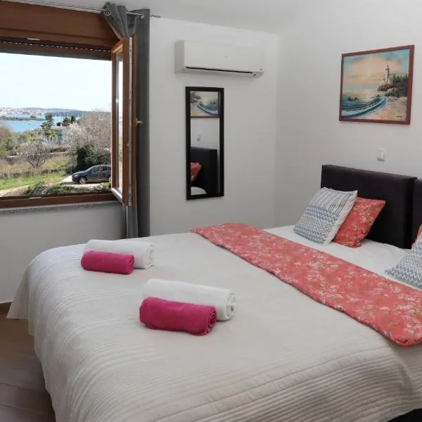 Marina Vista Sea View Apartments & Rooms, hotel en Pomer