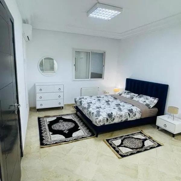 Spacious Apartment Ennasr 2-BR, hotell i Ariana