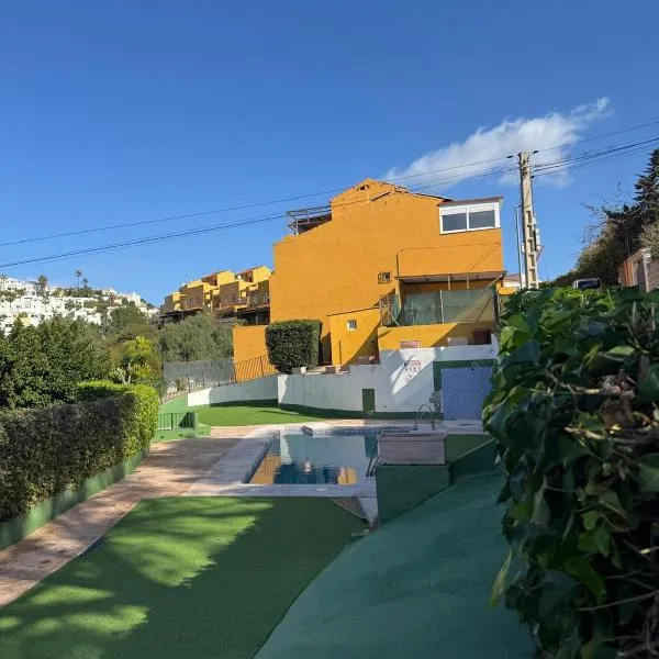 adosado con piscina benajarafe, hotel di Estación de Benajarafe